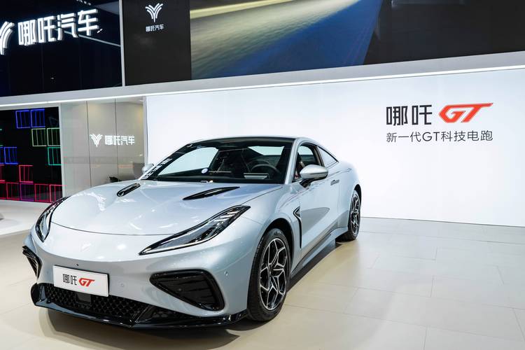 惠州282哪吒汽车在智能汽车领域的表现，领途汽车在新能源汽车市场中的影响力